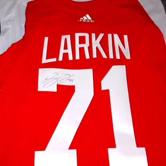 Signed autograph Detroit Red Wings jersey & LARKIN White & Red Wings hat - Picture 2 of 5